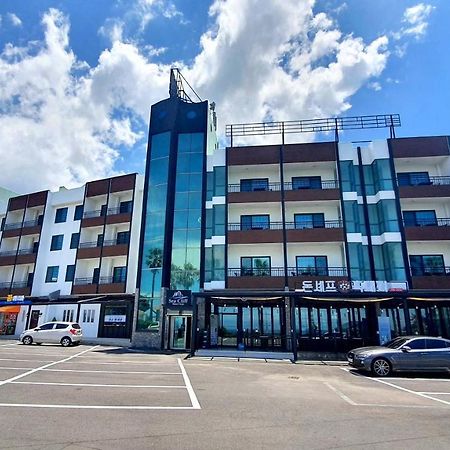 Sea Cliff Hotel Чеджу Екстериор снимка