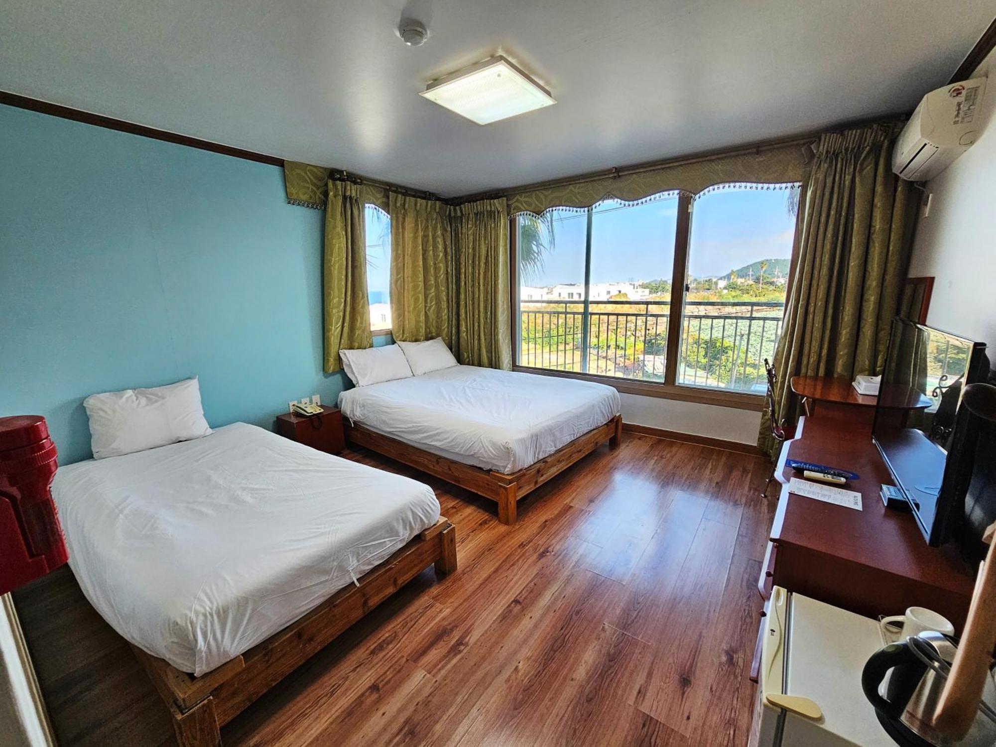 Sea Cliff Hotel Чеджу Стая снимка