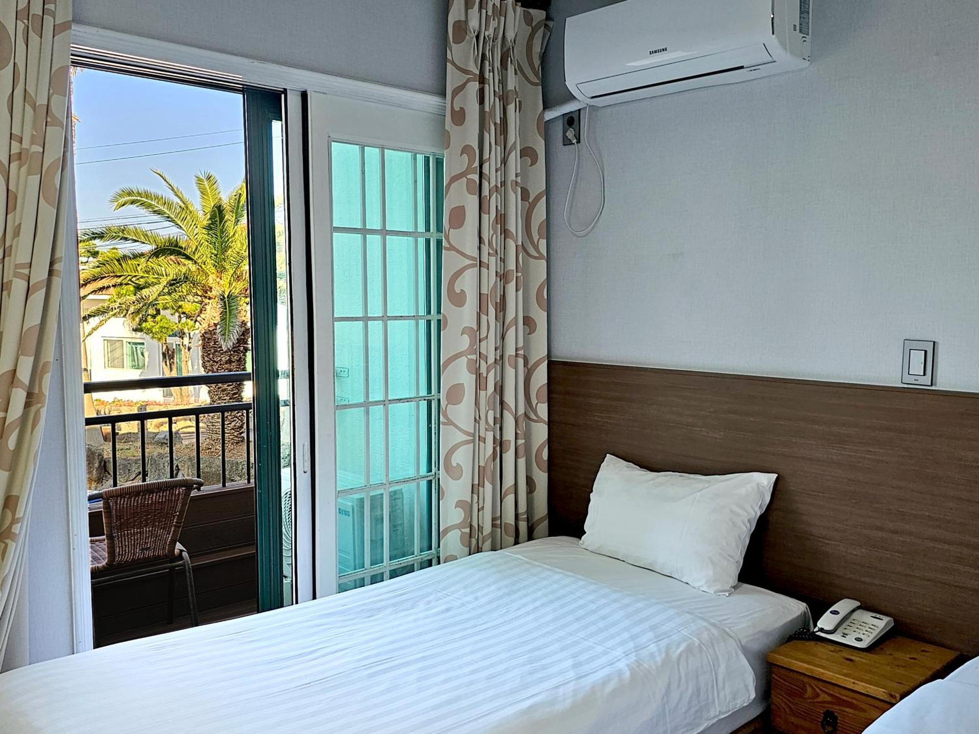 Sea Cliff Hotel Чеджу Екстериор снимка