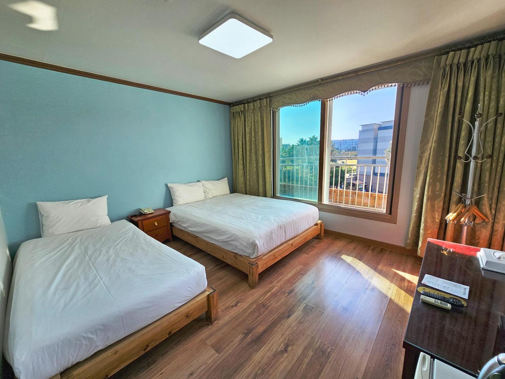 Sea Cliff Hotel Чеджу Стая снимка