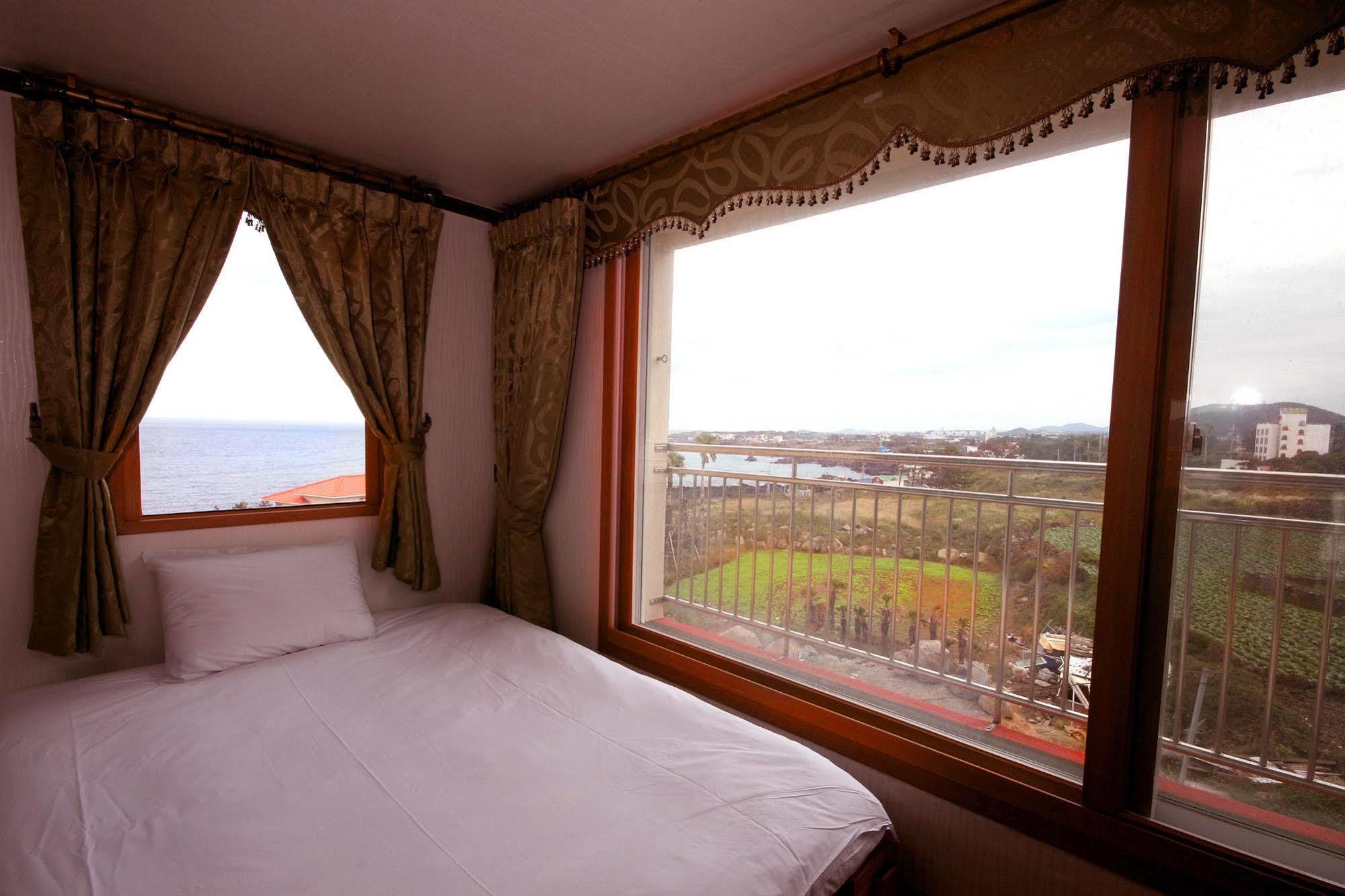 Sea Cliff Hotel Чеджу Екстериор снимка